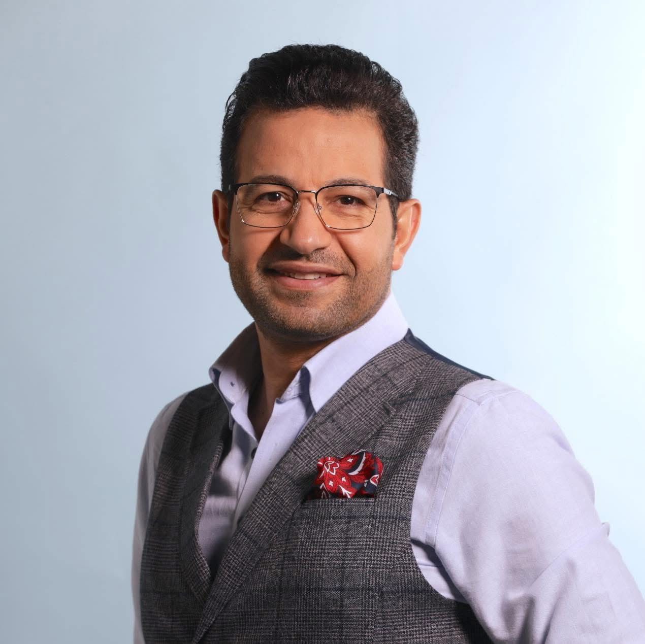 أيمن عزام، مذيع أول بالجزيرة مباشر ومدرّب إعلامي